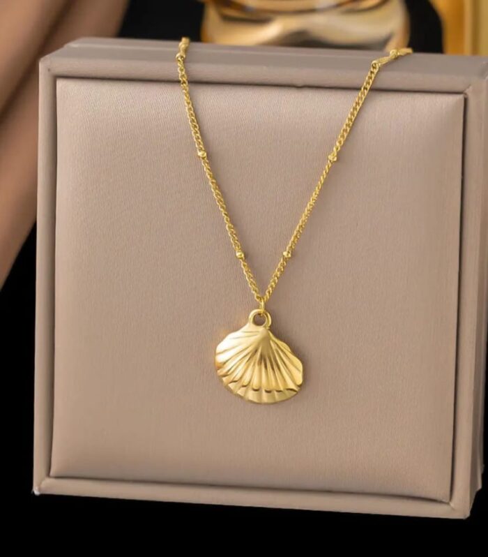 Golden Shell Pendant Necklace – A Timeless Symbol of Elegance and Oceanic Grace