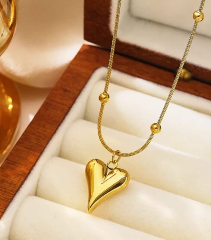 Golden Heart Pendant Necklace – A Symbol of Timeless Love and Radiant Elegance