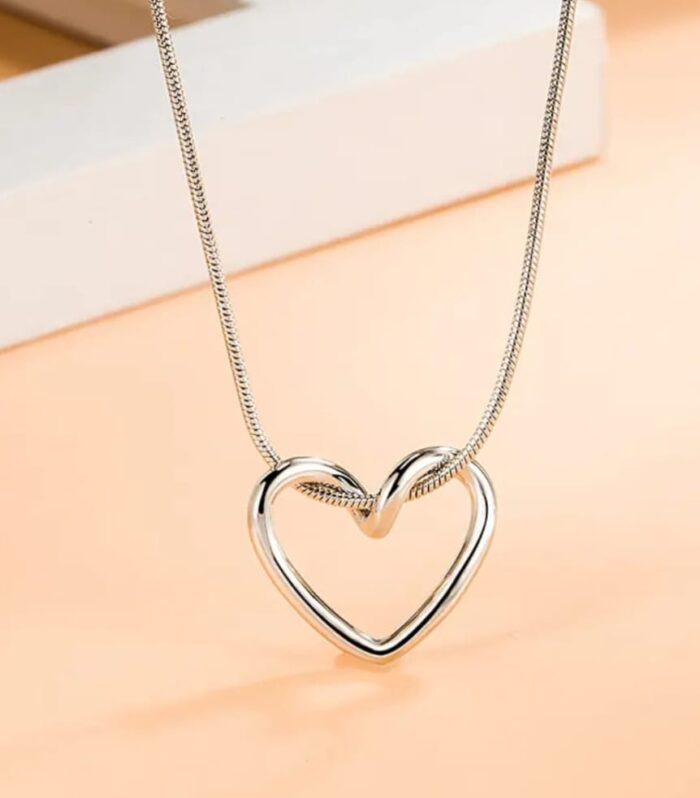 Elegant Silver Heart Pendant Necklace – Minimalist Love Design for Women