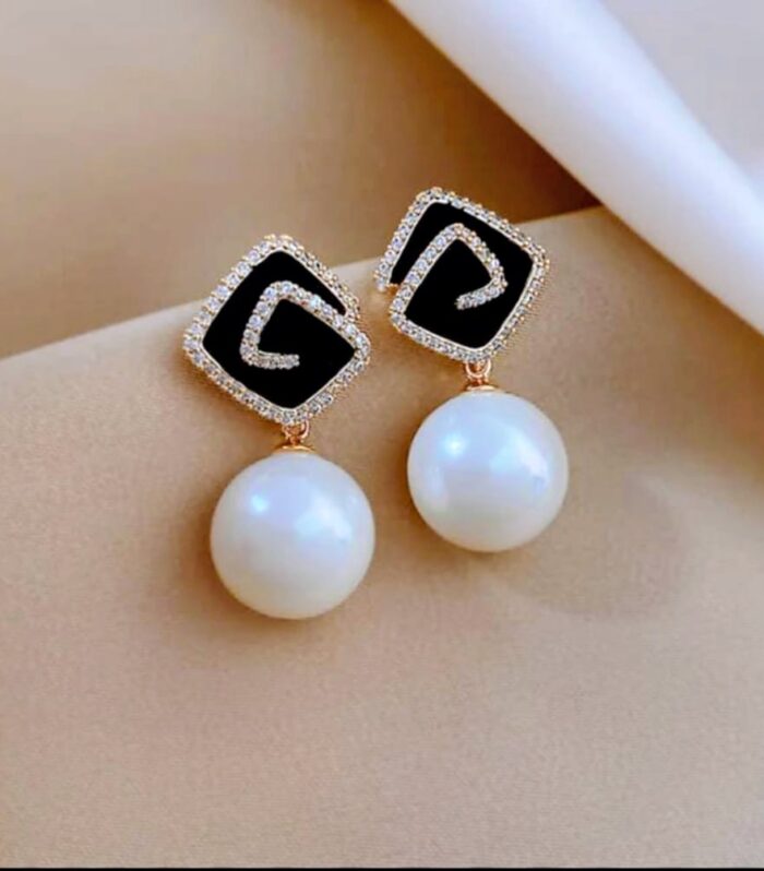 Elegant Black Charm Pearl Drop Earrings